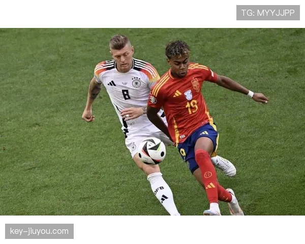 奥尔莫如何通过无球跑动与空间利用创造进攻优势