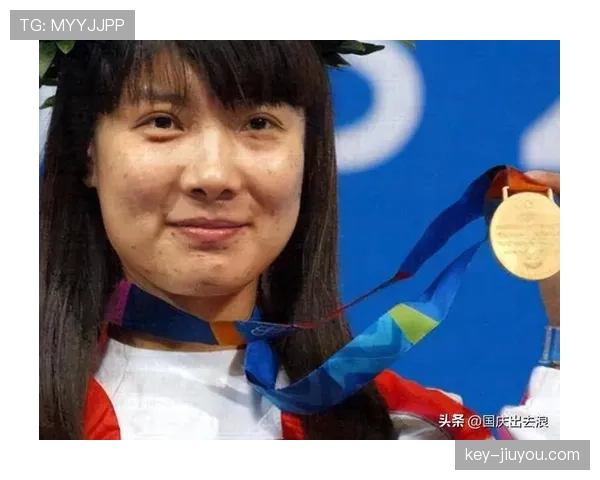 杜丽训练完顺手给自己煎了块牛排，这自律我真学不来